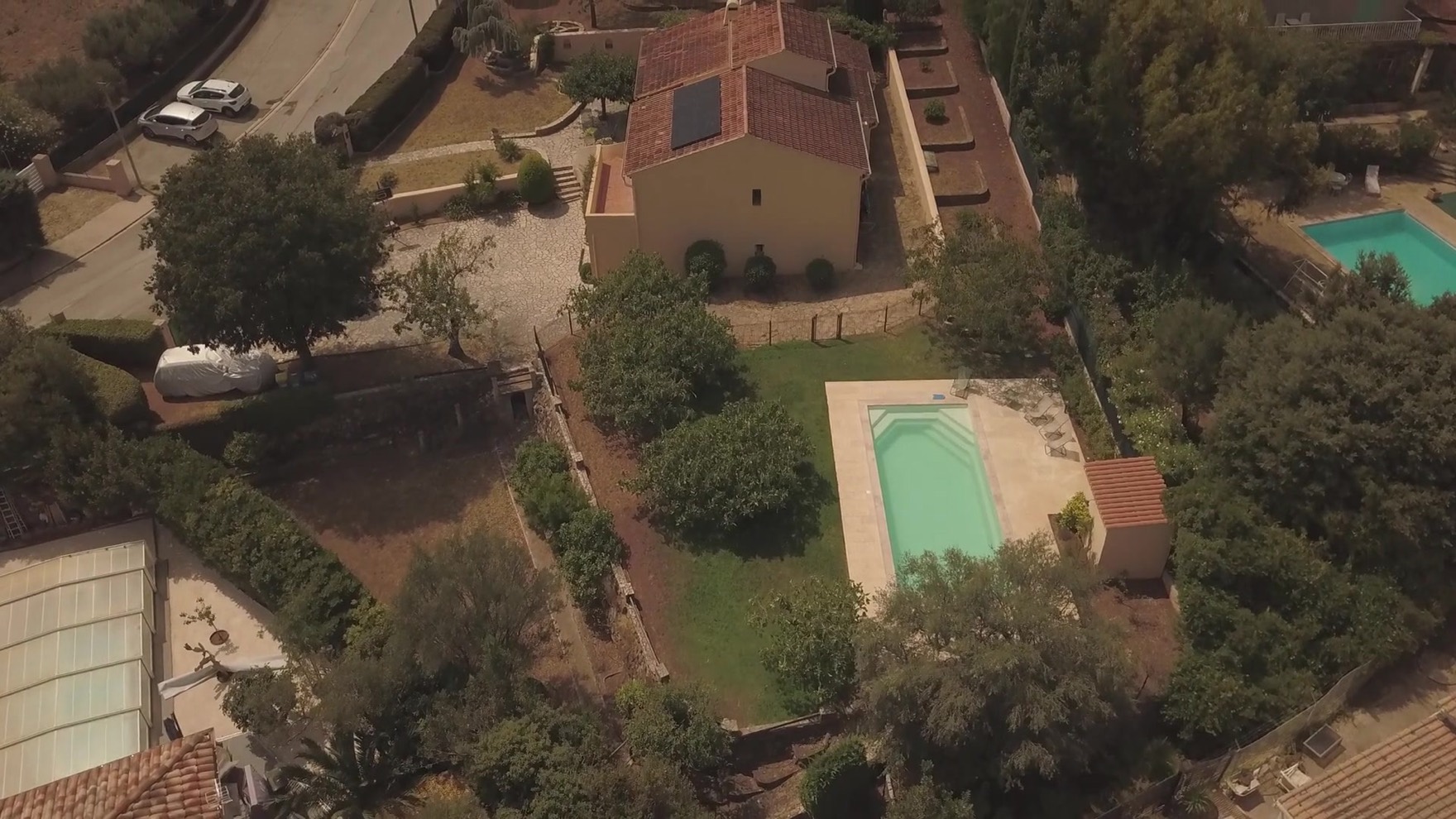 Vue aérienne d'installations de panneaux solaires réalisées dans le Var